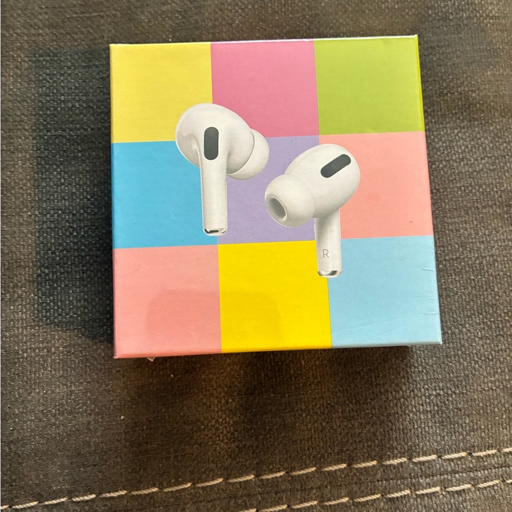 Source Unknown White Earbud Headphones